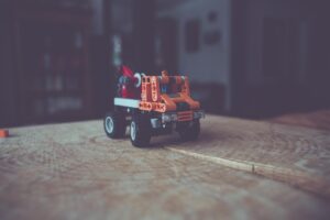 vučna služba utovaruje auto na platformu